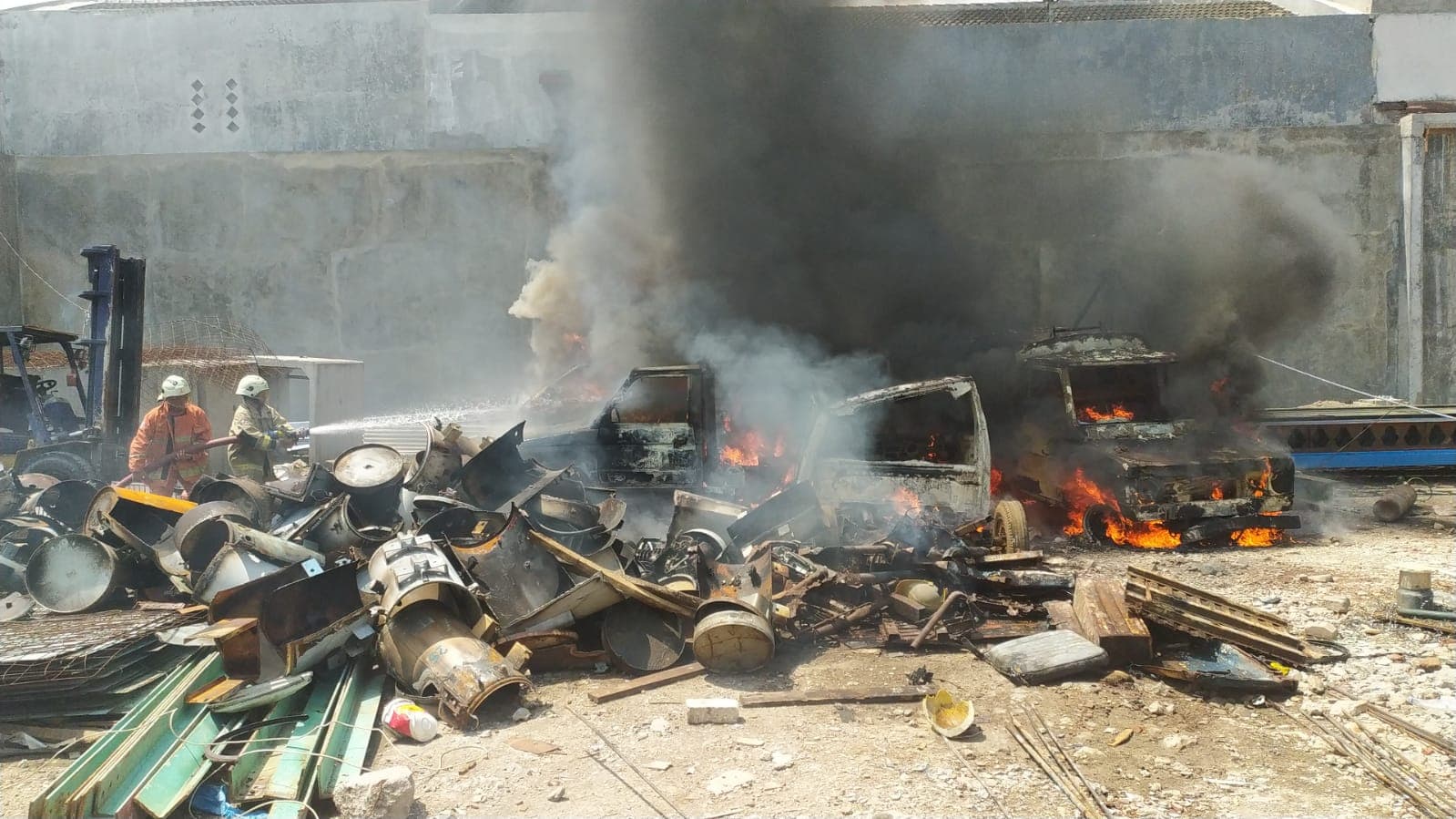 Percikan Las Hanguskan Empat Mobil Bekas di Wonosari Lor