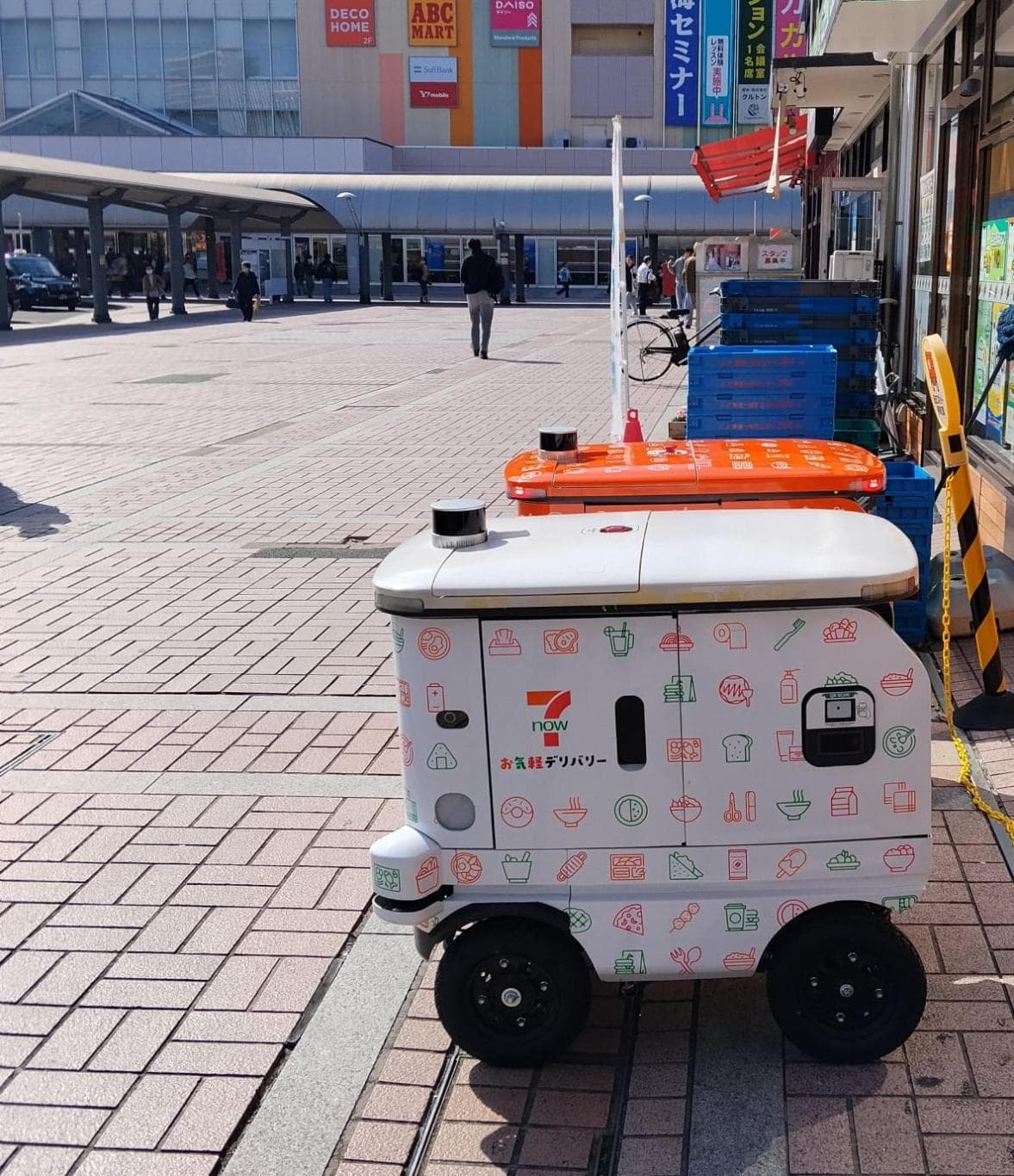 ROBOT KURIR: Robot Lomby parkir di depan minimarket di Minami-Osawa, Tokyo (28/10),