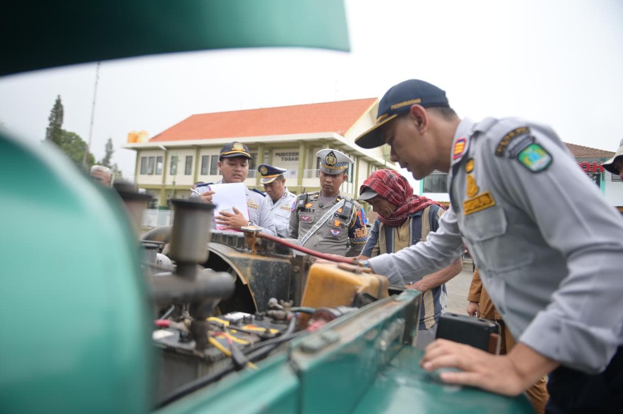 RAMP CHECK: Petugas Dishub dan kepolisian memeriksa deretan armada wisata Gunung Bromo di Rest Area Tosari, pada Rabu (19/11). Kegiatan itu digelar sebagai persiapan menghadapi musim libur Nataru.
