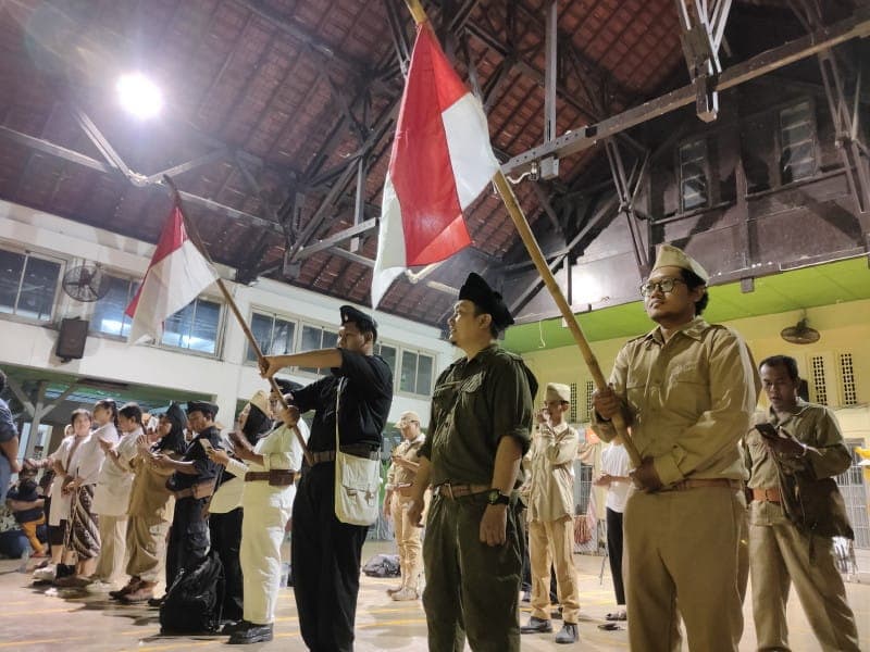 Peserta Refleksi Hari Pahlawan 2025 tampil dengan seragam laskar ala era revolusi fisik 1945-1950 pada Minggu (9/11) malam.