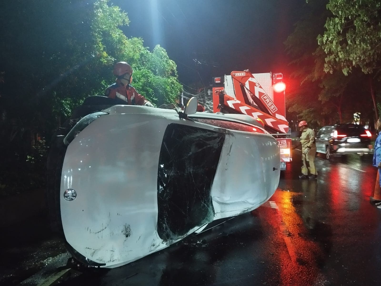 RINGSEK: Mobil VW Golf GTI Scirocco GTS mengalami kecelakaan tunggal di Jalan Raya Kertajaya Indah Nomor 130, Rabu (5/11) malam.