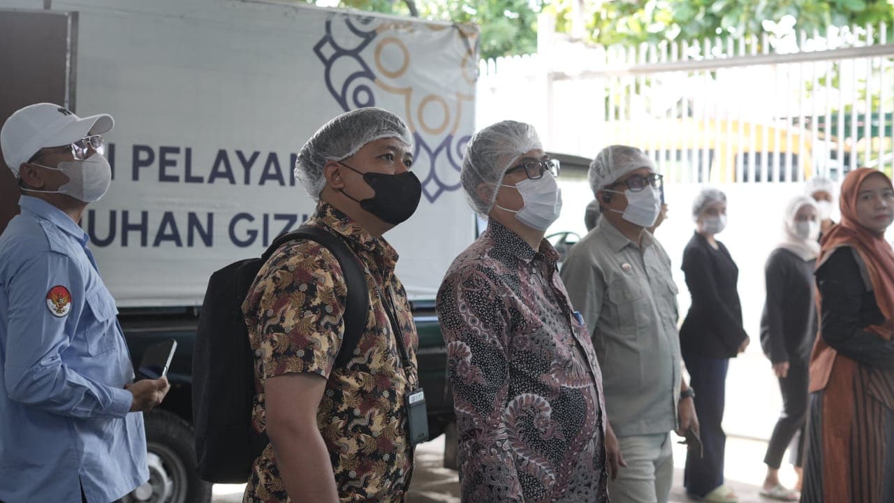 JALANKAN PERAN: Petugas dari Badan Penyelenggara Jaminan Produk Halal (BPJPH) terus memantau distribusi dan kehalalan MBG.