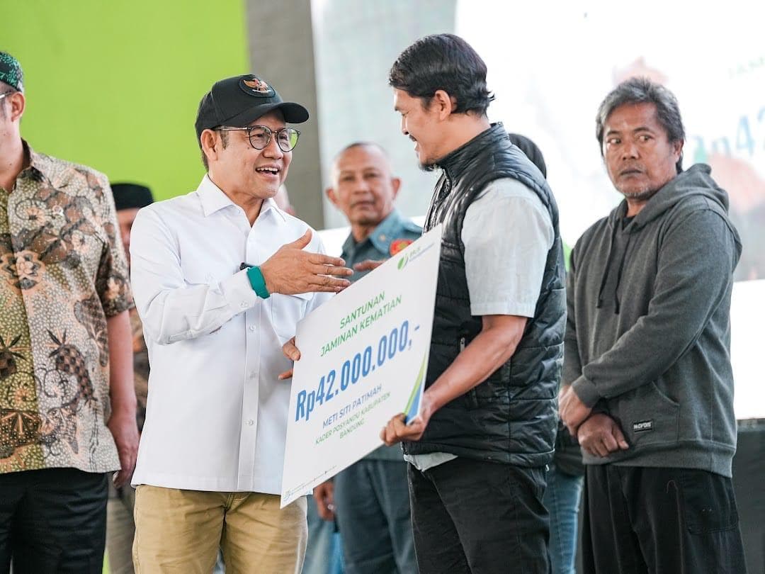 RINGANKAN BEBAN: Muahimin Iskandar memberikan santunan kepada warga Sabilulungan Dome, Kabupaten Bandung, Rabu (5/11).