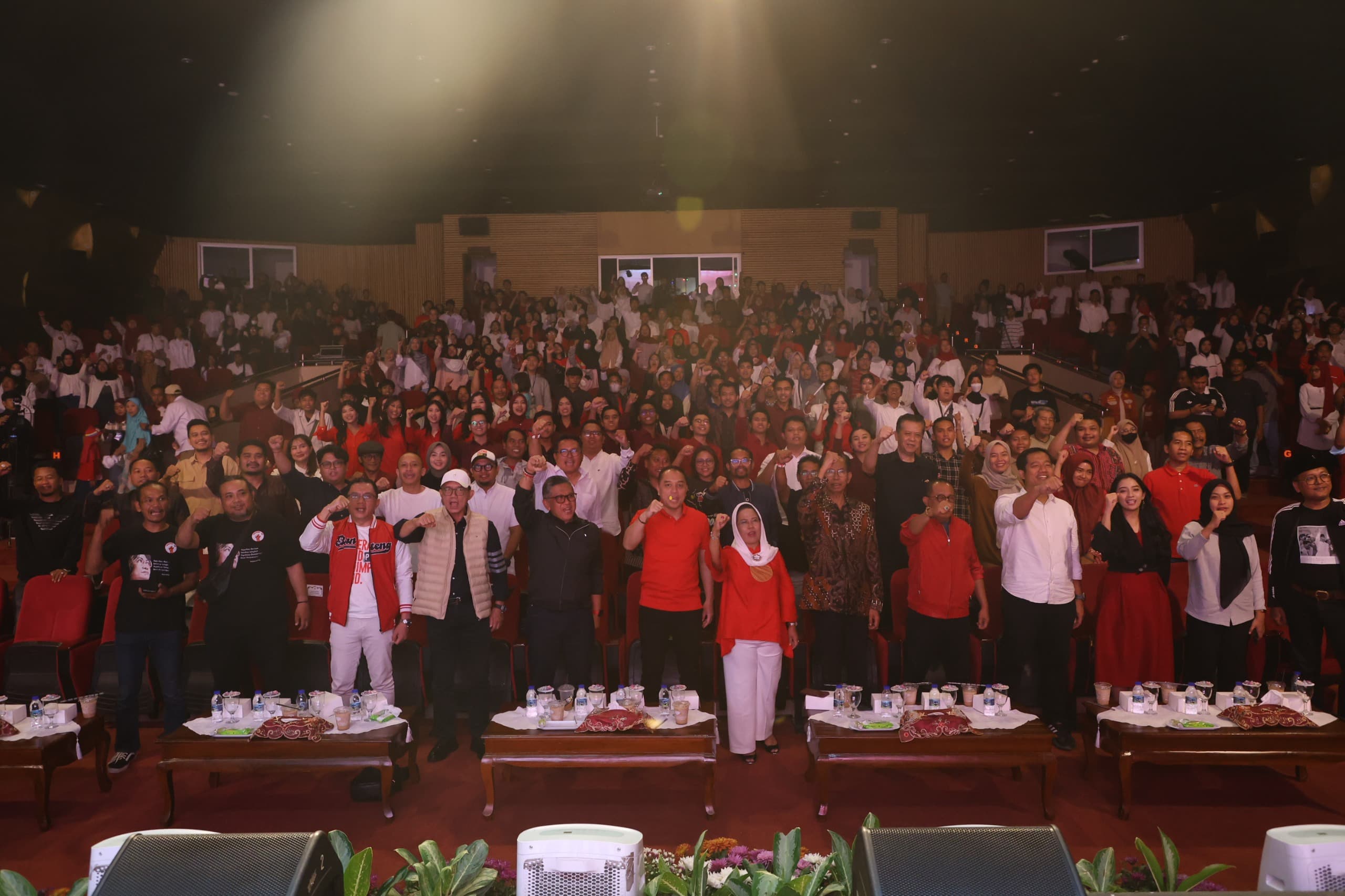 Tokoh masyarakat dan aparatur pemerintah turut menghadiri HE.RO.IS.ME di Gedung Teater Balai Budaya, Kompleks Balai Pemuda, Alun-Alun Surabaya, pada Minggu (9/11).
