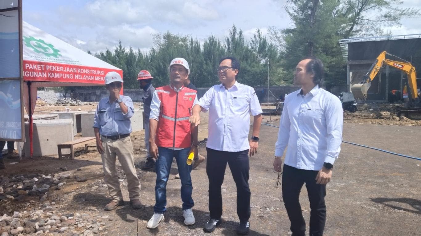 PANTAU LOKASI: Staf Khusus Menteri KKP Doni Ismanto Darwin (kanan) dan Staf Ahli Menteri Bidang Ekonomi, Sosial dan Budaya Trian Yunanda meninjau pembangunan KNMP di Desa Poncosari, Bantul, DIY.